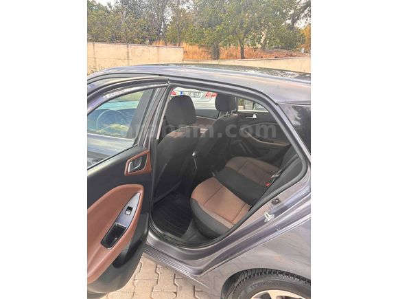 Memurdan Hyundai i20 1.2 MPI Elite 2015 Model 
