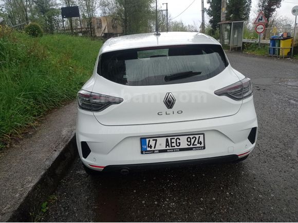 2025 RENAULT CLİO 90 HP 1.0 TCE EVOLUTİON X-TRONİC
6 Hava yastığı
08.06.2026 serviste bakımları yapılmıştır.