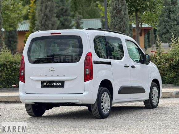 2026 MODEL SIFIR KM OPEL COMBO ESSENTİAL YÜKSEK ORTA KONSOLLU