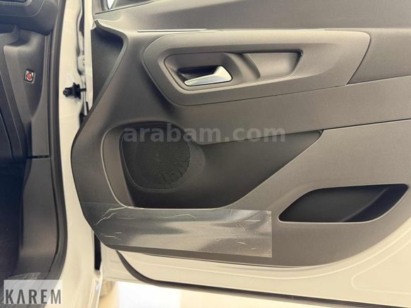 2026 MODEL SIFIR KM OPEL COMBO ESSENTİAL YÜKSEK ORTA KONSOLLU