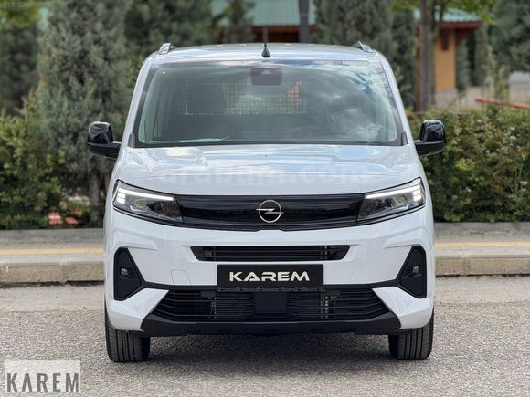 2026 MODEL SIFIR KM OPEL COMBO ESSENTİAL YÜKSEK ORTA KONSOLLU