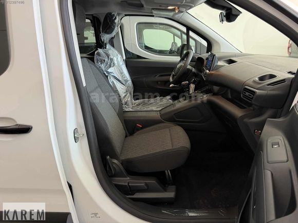 2026 MODEL SIFIR KM OPEL COMBO ESSENTİAL YÜKSEK ORTA KONSOLLU
