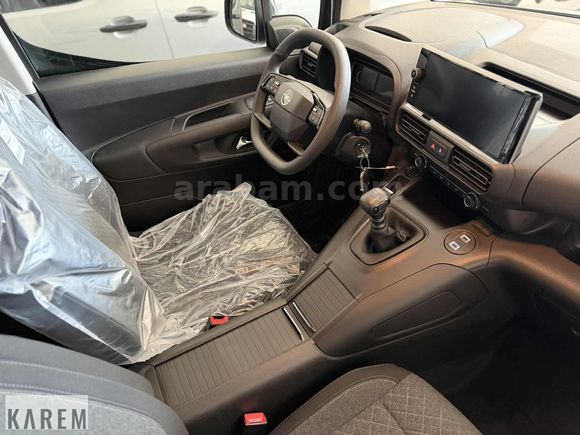 2026 MODEL SIFIR KM OPEL COMBO ESSENTİAL YÜKSEK ORTA KONSOLLU