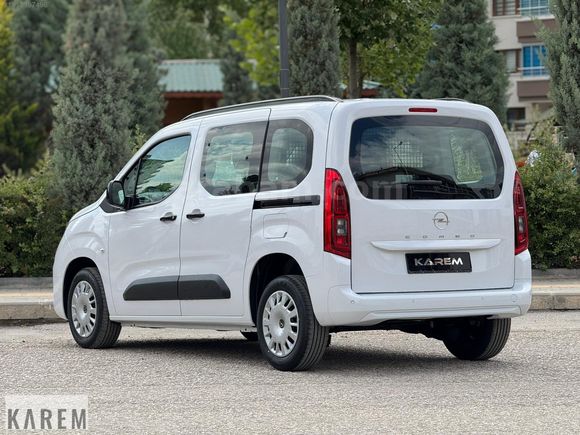 2026 MODEL SIFIR KM OPEL COMBO ESSENTİAL YÜKSEK ORTA KONSOLLU