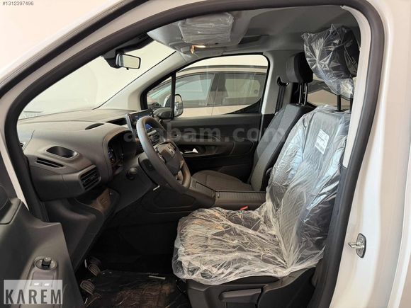 2026 MODEL SIFIR KM OPEL COMBO ESSENTİAL YÜKSEK ORTA KONSOLLU