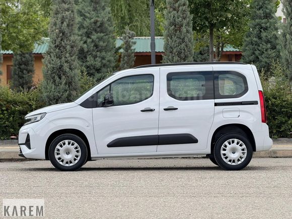 2026 MODEL SIFIR KM OPEL COMBO ESSENTİAL YÜKSEK ORTA KONSOLLU