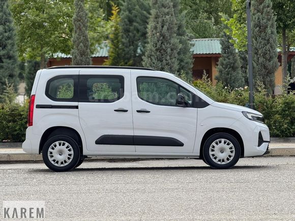 2026 MODEL SIFIR KM OPEL COMBO ESSENTİAL YÜKSEK ORTA KONSOLLU