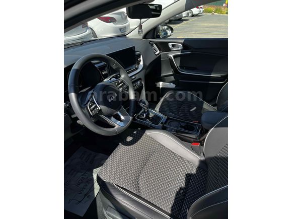 Sahibinden Kia XCeed 1.5 T-GDI Elegance 2025 Model 