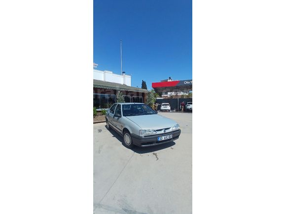 Görünümü ve duruşu çok temiz bir araç.reno 19.2000 model.