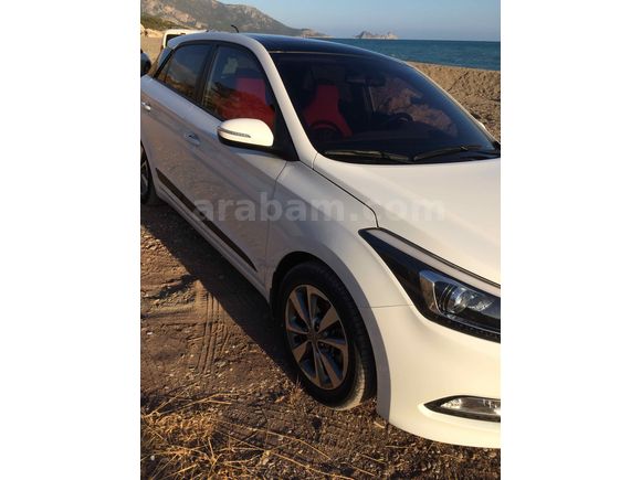 Sahibinden Hyundai i20 1.4 CRDi Elite Smart 2017 Model  boya son fotoğraf daki tırnak kadar yerden dolayıdır 