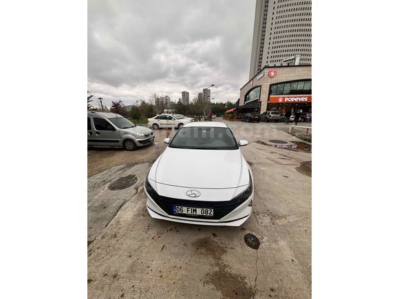 Sahibinden Hyundai Elantra 1.6 MPI Style Comfort 2022 Model  129.000 km Beyaz
