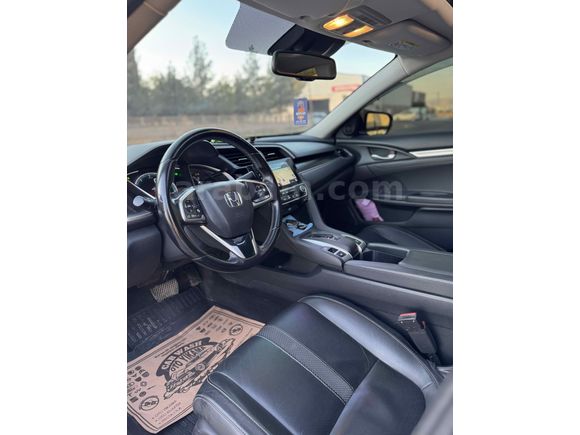 HATASIZ 2019 MODEL  CİVİC EXECUTİVE PLUS+ DAHA DOLUSU YOK. 