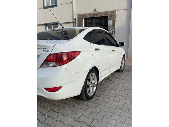 Sahibinden Hyundai Accent Blue 1.4 CVVT Mode Plus 2013 Model 