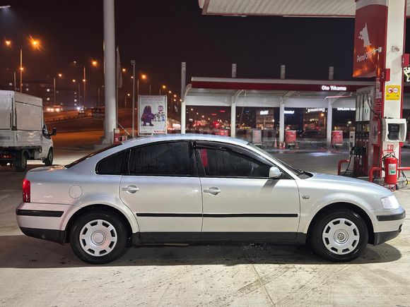 Sahibinden Volkswagen Passat 1.8  2000 Model  160000 km Gri