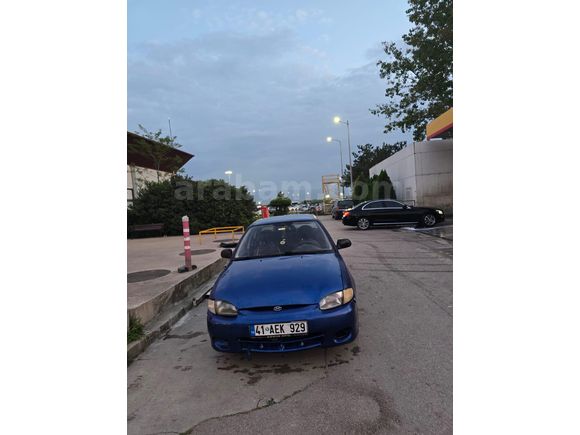 Sahibinden Hyundai Accent 1.3 LS 2000 Model  400.000 km Lacivert