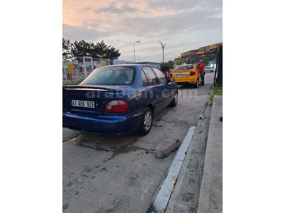 Sahibinden Hyundai Accent 1.3 LS 2000 Model  400.000 km Lacivert