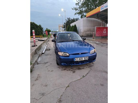Sahibinden Hyundai Accent 1.3 LS 2000 Model  400.000 km Lacivert
