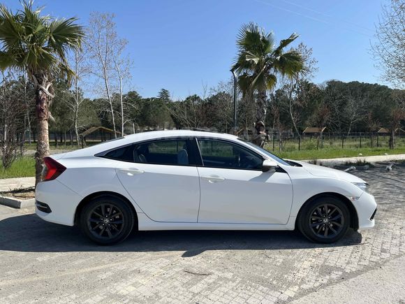 İçi dışı bir Honda Civic 1.6i DTEC Elegance 2019 Model 