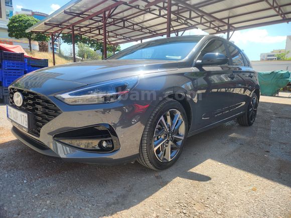 Sahibinden Hyundai i30 1.5 T-GDI  PRİME PAKET cam tavan çok düşük km de 2025 Model