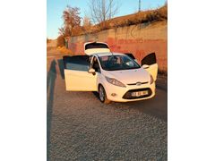 Sahibinden Ford Fiesta 1.6 TDCi Titanium 2012 Model  205.000 km Beyaz