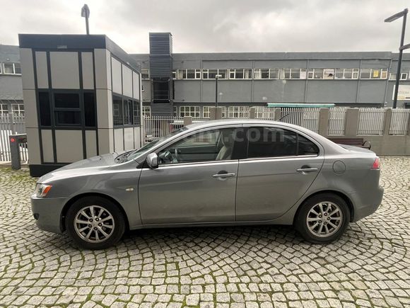 DÜŞÜK KM 2013 1.6 OTOMATİK MİTSUBİSHİ LANCER