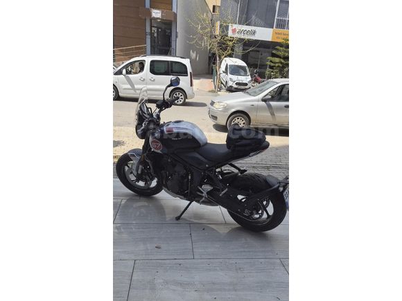 Triumph Trident Trible Tribute 660