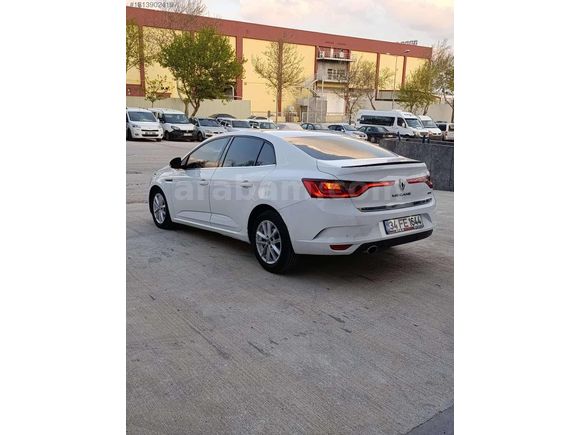 SADECE BİR DEĞİŞENLİ MEGANE 4