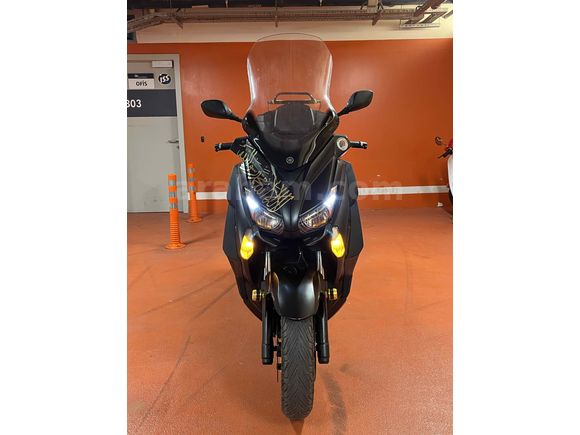  Yamaha X-Max 400 ABS MOMO DESIGN