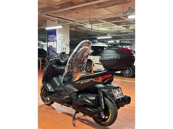  Yamaha X-Max 400 ABS MOMO DESIGN