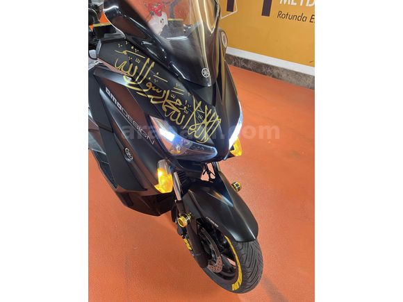  Yamaha X-Max 400 ABS MOMO DESIGN