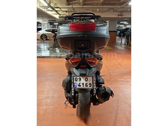  Yamaha X-Max 400 ABS MOMO DESIGN