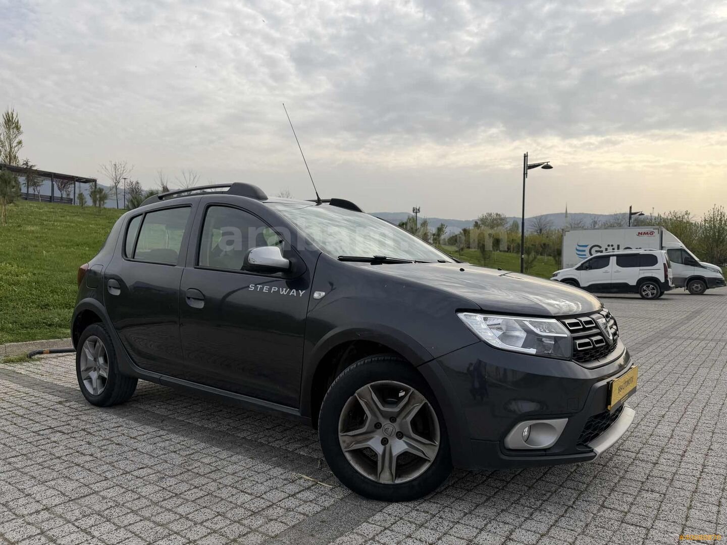 Galeriden Dacia Sandero 0.9 TCe Stepway 2019 Model Bursa 134.500 km Füme 2
