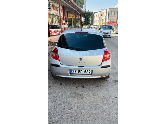 SAĞLIK PERSONELİNDEN 1 PARÇA BOYALI CLİO 3 TEMİZ