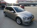 Temiz tek parça boyalı otomobil