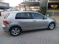 Temiz tek parça boyalı otomobil