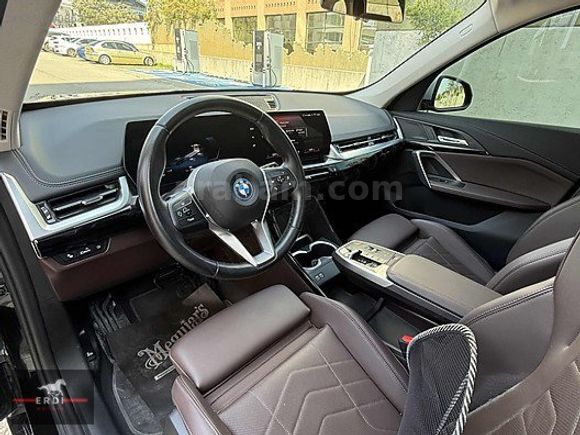2024 İX1 eDRIVE20 C.TAVAN MOCHA DERİ E.BAGAJ JANT BOYASIZ BAYİİ