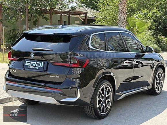 2024 İX1 eDRIVE20 C.TAVAN MOCHA DERİ E.BAGAJ JANT BOYASIZ BAYİİ