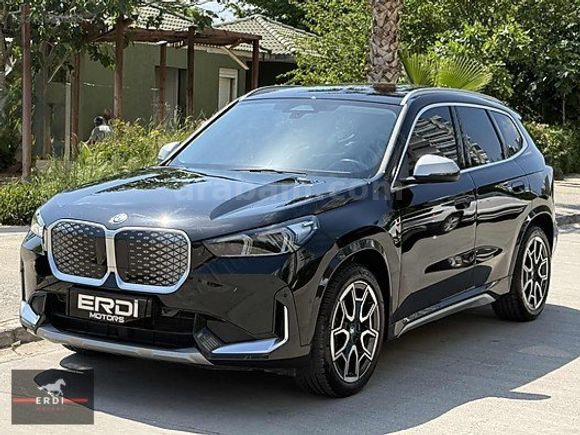 2024 İX1 eDRIVE20 C.TAVAN MOCHA DERİ E.BAGAJ JANT BOYASIZ BAYİİ