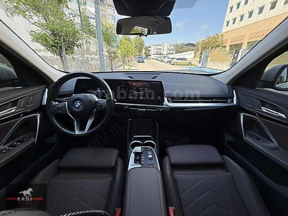 2024 İX1 eDRIVE20 C.TAVAN MOCHA DERİ E.BAGAJ JANT BOYASIZ BAYİİ