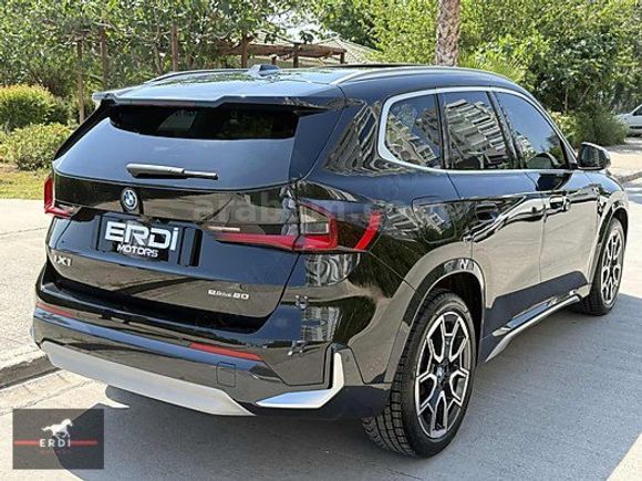 2024 İX1 eDRIVE20 C.TAVAN MOCHA DERİ E.BAGAJ JANT BOYASIZ BAYİİ