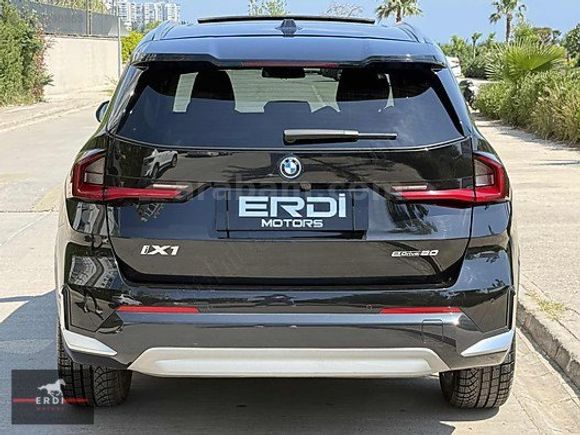 2024 İX1 eDRIVE20 C.TAVAN MOCHA DERİ E.BAGAJ JANT BOYASIZ BAYİİ