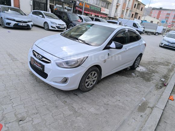 Galeriden Hyundai Accent Blue 1.6 CRDI Mode 2012 Model Van