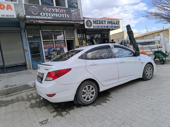 Galeriden Hyundai Accent Blue 1.6 CRDI Mode 2012 Model Van