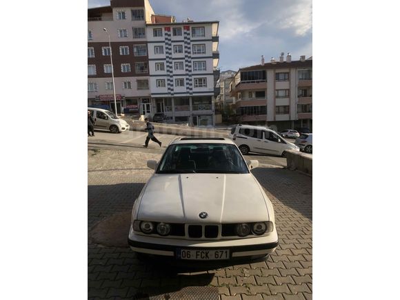 Sahibinden BMW 5 Serisi 520i  90 Model Klimalı Elektrikli Sunroof Kitapçıkları Duruyor 