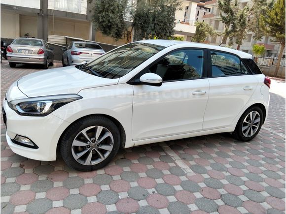 İlk sahibinden Hyundai i20 1.2 MPI Style 2017 Model  46.000 km Beyaz