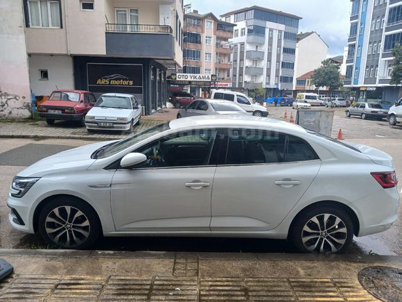 Öğretmenden Renault Megane 1.3 TCe Icon 2025 Model