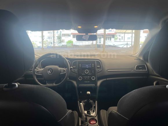 EMSALSİZ TEMİZLİKTE! 42 BİN KM'DE HATASIZ MEGANE 4 JOY