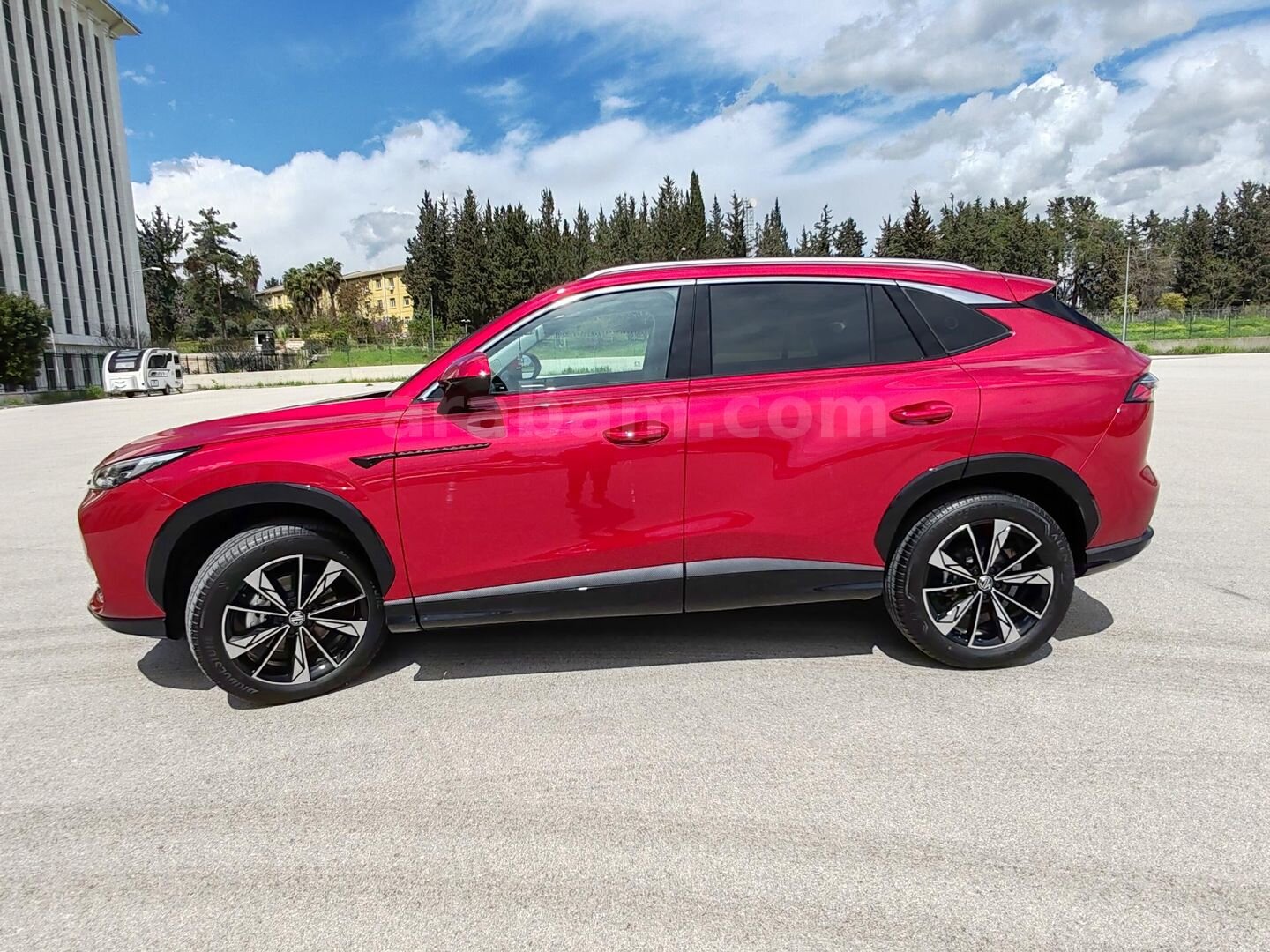 Memurdan MG HS 1.5 T-GDI Luxury 2025 çıkışlı Kırmızı 2