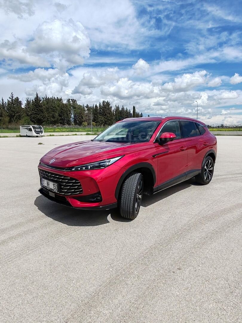 Memurdan MG HS 1.5 T-GDI Luxury 2025 çıkışlı Kırmızı 3