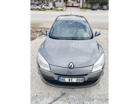 MEMURDAN TEMİZ BENZİN LPGLİ MEGANE 3 ORJINAL KM